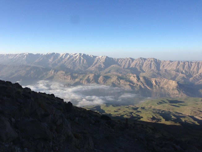  مه دره لاریجان را صبح در بر گرفته بود و روز ناپدید شد و باز غروب این مه در حال تشکیل بود